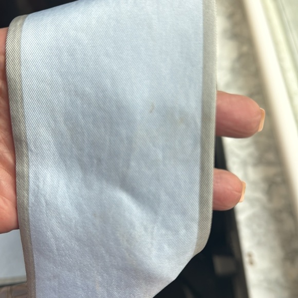 AUTHENTIC Louis Vuitton Bandeau Twilly silk scarf- Trunks BL. Ciel. Item M70456 - Picture 10 of 16